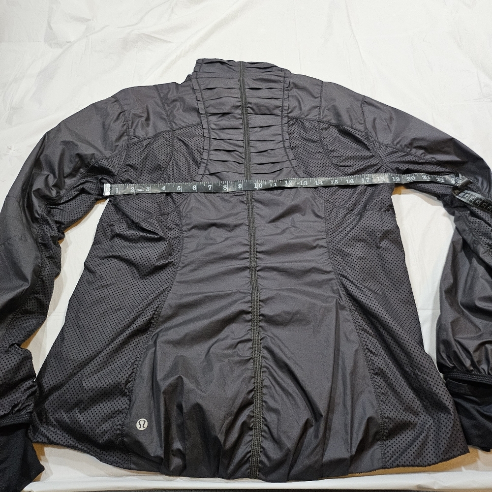 Lululemon Run: Essential Windbreaker Jacket *Glyde (Black) - Picture 10 of 11